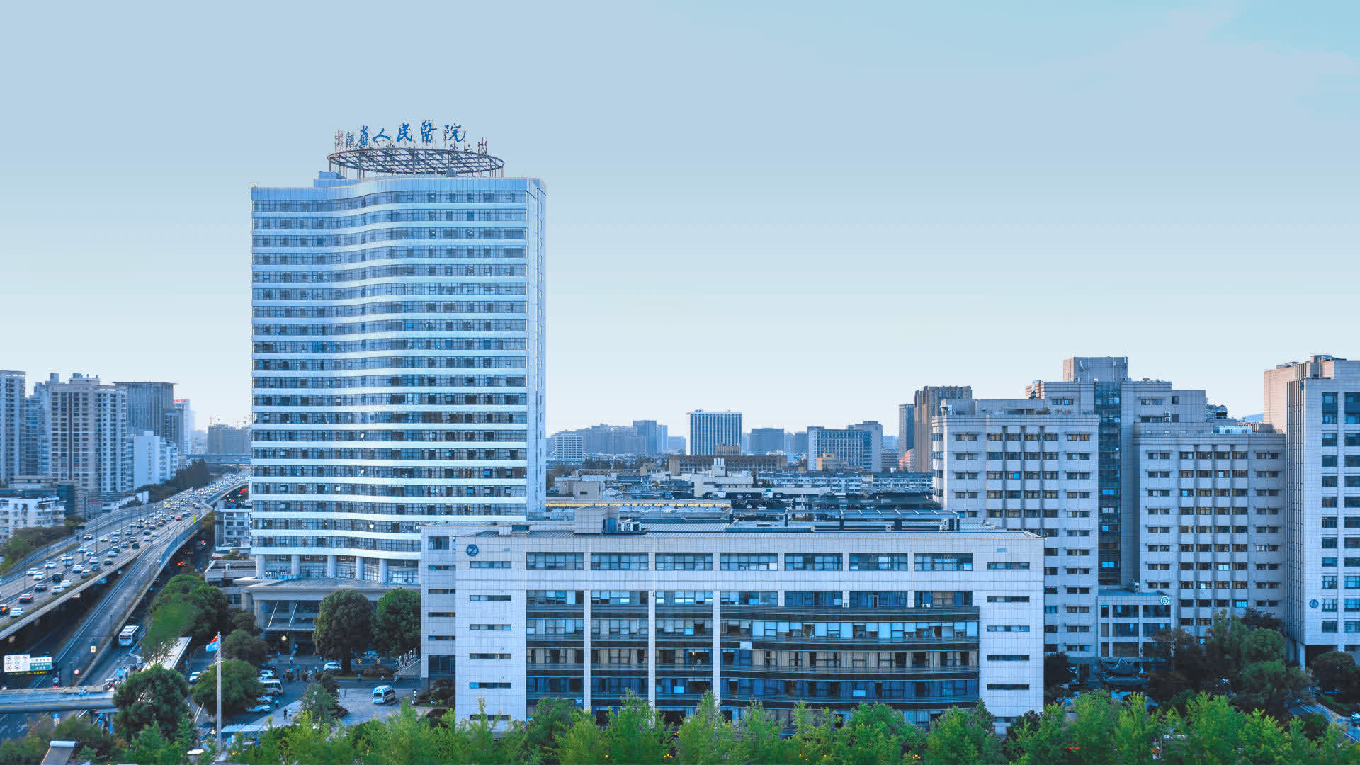 省内首家全场景医疗信创落地三甲医院，浙江省人民医院富阳院区实现“无感切换”，打造信创示范标杆